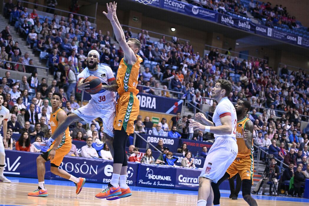 Kassius Robertson intenta entrar a canasta (ACB/Photo, A. Baúlde)