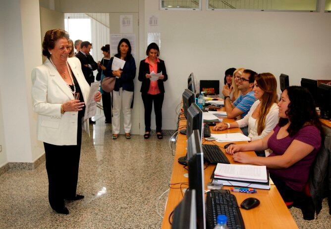 La alcaldesa de Valencia ha visitado a los participantes en un taller de empleo antes de presentar el plan