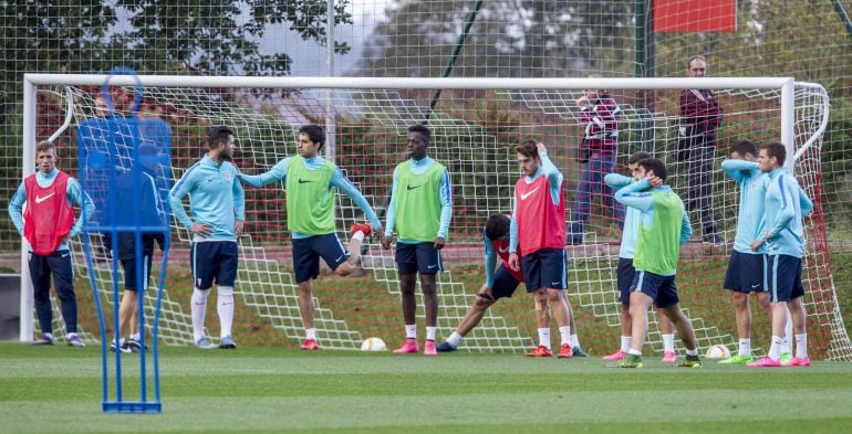 GRA079. LEZAMA (BIZKAIA), 20/10/2015.- Los jugadores del Athletic de Bilbao durante la última sesión de entrenamiento en las instalacionmes del club en Lezama, antes de partir mañana rumbo a Belgrado para disputar un encuentro contra el Partizan, correspondiente a la tercera jornada de la Liga Europa. EFE/Iñaki Andrés