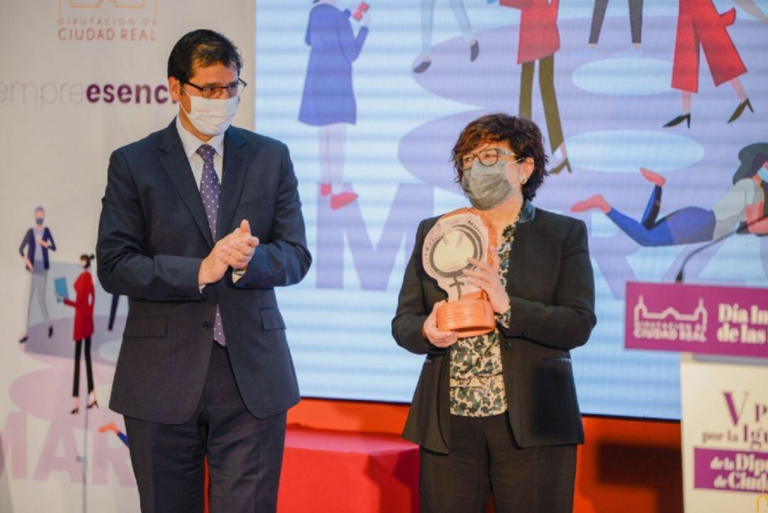 La enfermera Eloísa Fernández ha recibido el V Premio por la Igualdad de manos del presidente de la Diputación