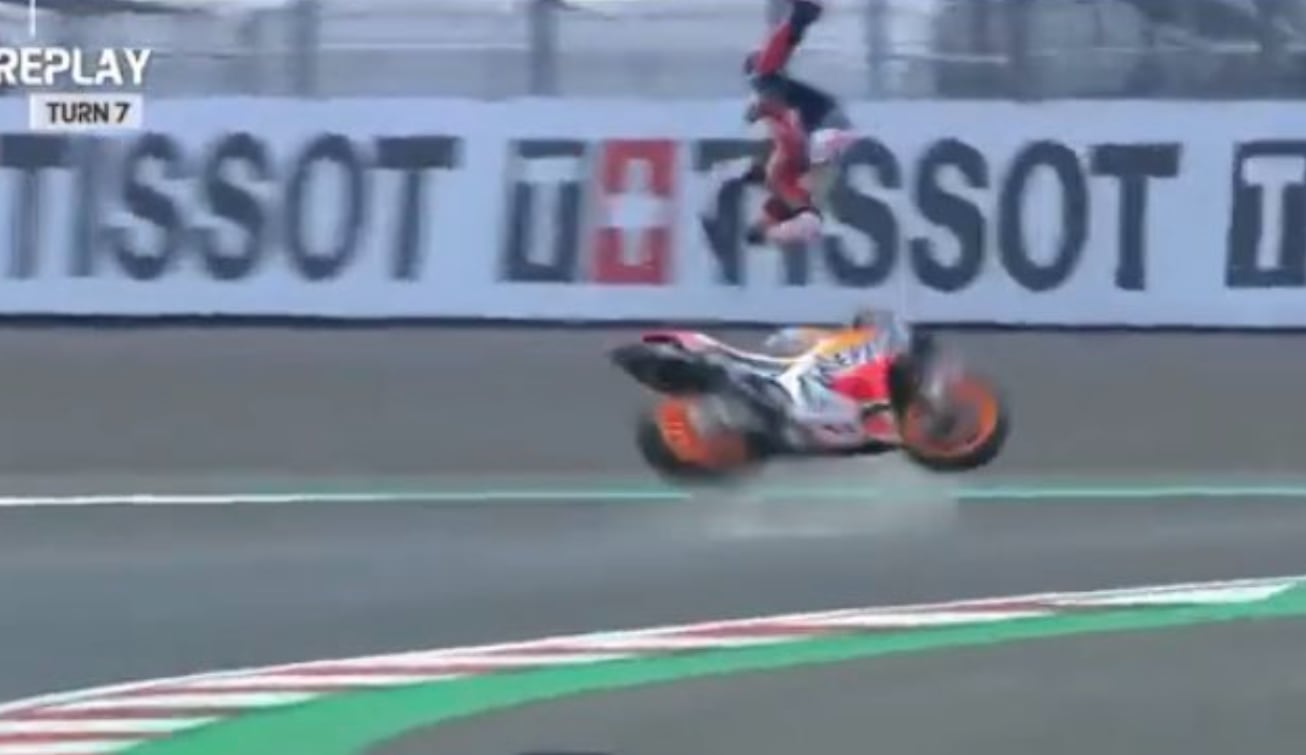 La caída de Marc Márquez durante el &#039;warm up&#039; previo a la carrera de MotoGP del Gran Premio de Indonsia.