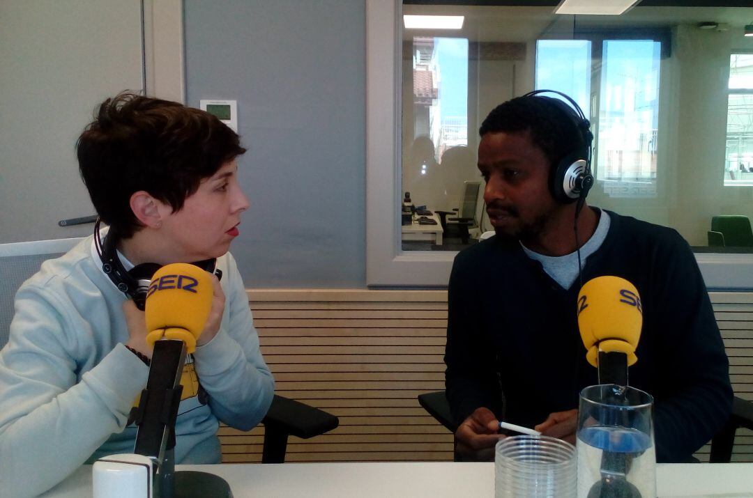 Miren Hualde, responsable de Comunicación y Pedro Landim, de Cooperación e Incidencia Política comentando la actualidad de Anesvad en Hoy por Hoy Bilbao