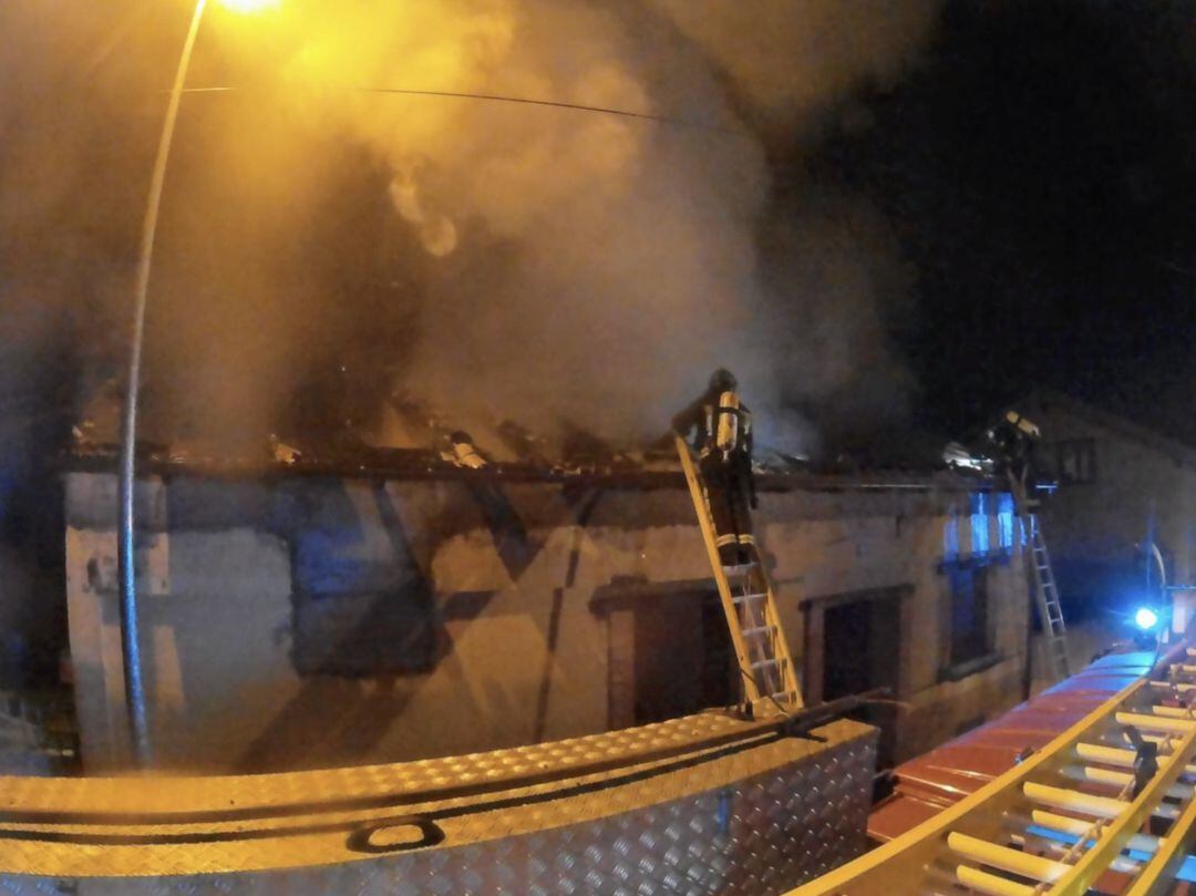 Los Bomberos de León sofocan el incendio que ha calcinado una vivienda en Villarejo de Órbigo esta madrugada