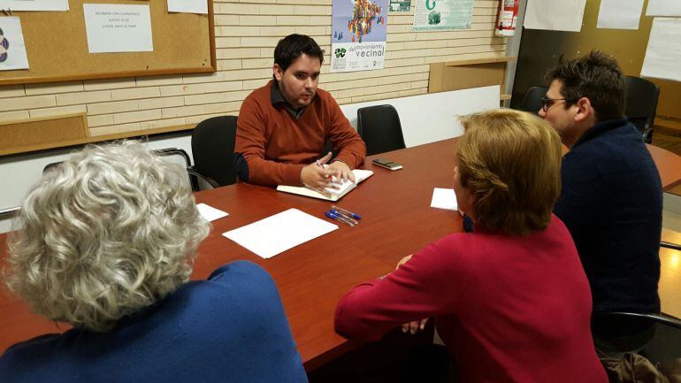 El portavoz de Ciudadanos en la reunión con los vecinos de Altabix
