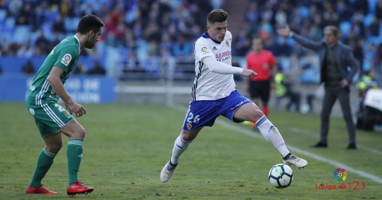 Guti controla durante el partido contra el Real Oviedo en La Romareda