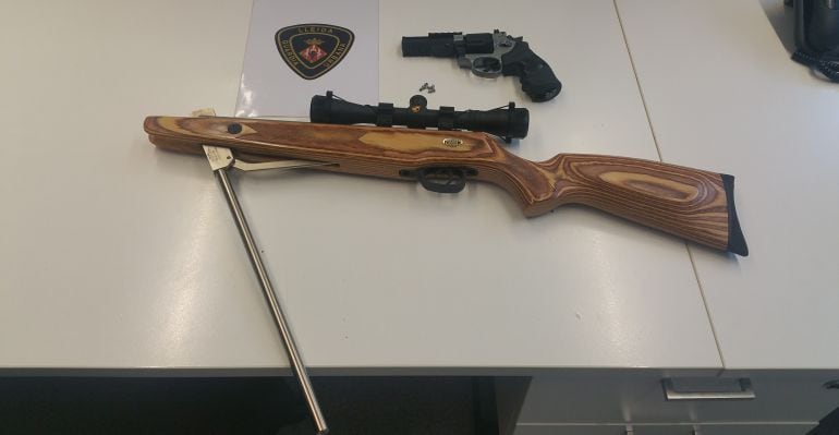Imatge de l&#039;escopeta i la pistola de perdigons que duia el jove a la plaça Víctor Siurana