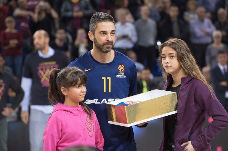 Juan Carlos Navarro posa junto a sus dos hijas.