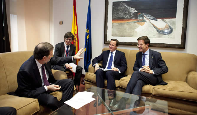 El presidente del Gobierno español, Mariano Rajoy, conversa con el primer ministro británico, David Cameron y su homólogo holandés, Mark Rutte, durante la reunión que ha mantenido con ambos en Bruselas