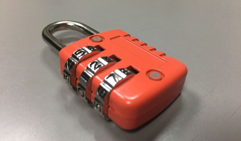 La menor estuvo encerrada en su habitación con un candado