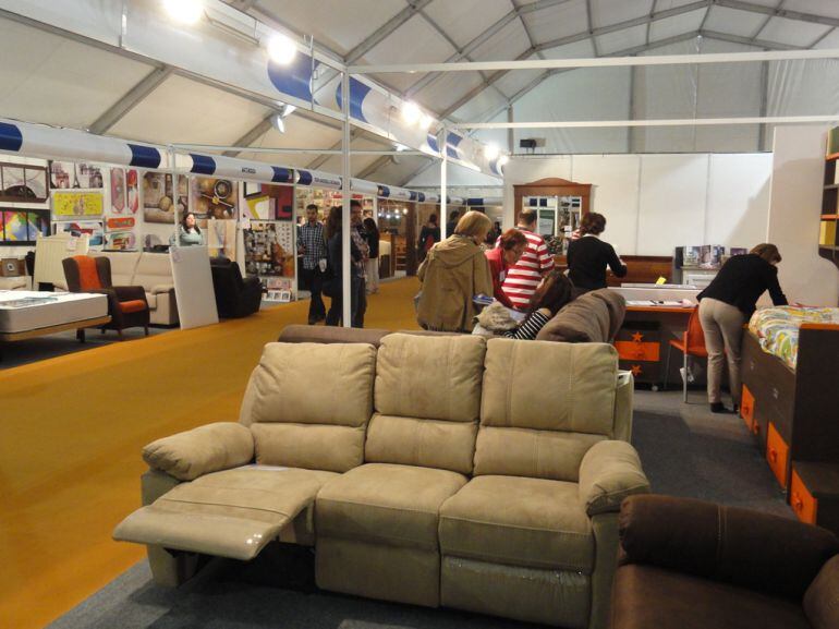 Expositores del sector del mueble en una edición anterior de la Feria Comarcal de Cuéllar