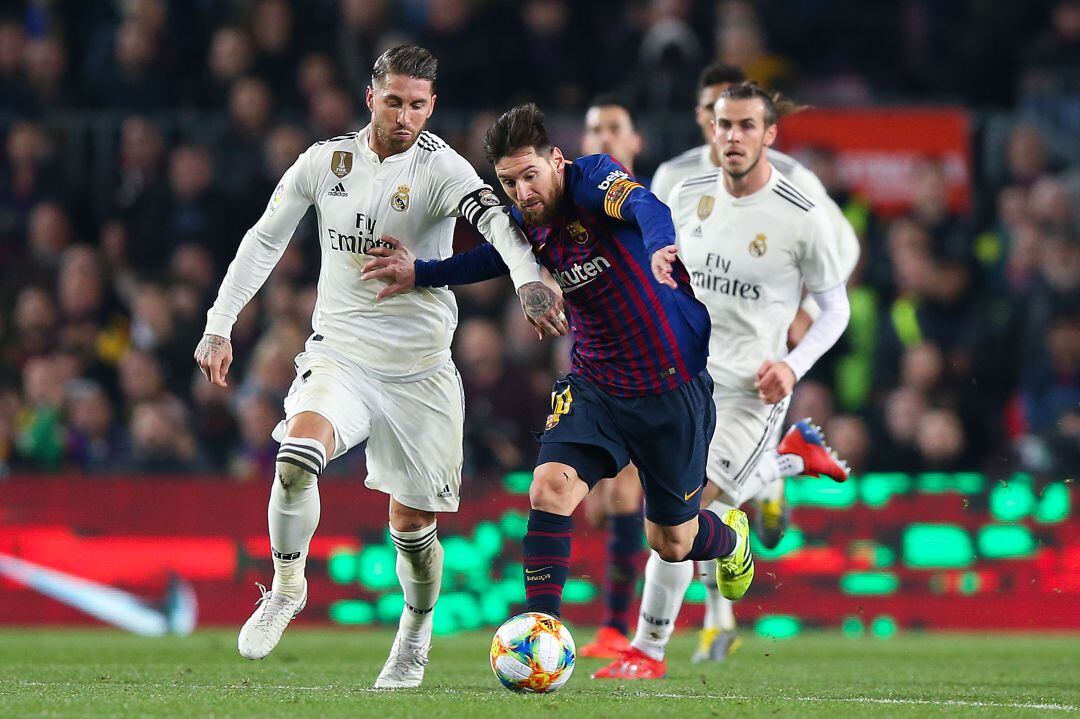 Sergio Ramos, en una disputa de balón junto a Messi