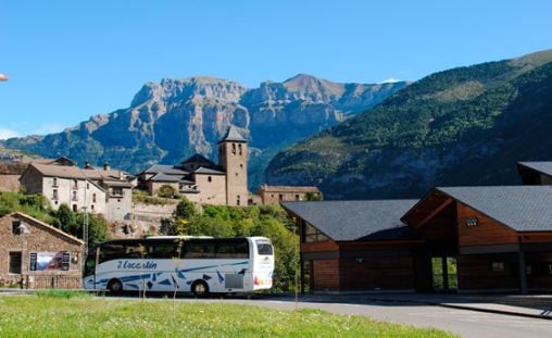 Uno de los autobuses que llevan a Ordesa desde Torla