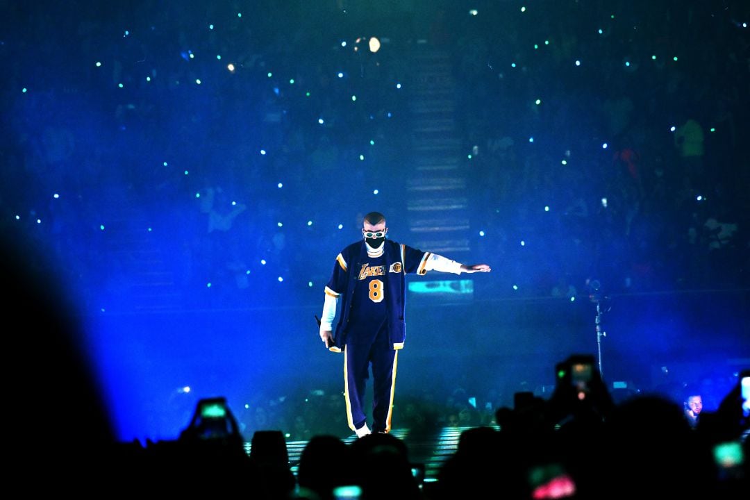 Bad Bunny vistió la camiseta de Kobe Bryant en su concierto en Inglewood (California) el pasado 17 de noviembre