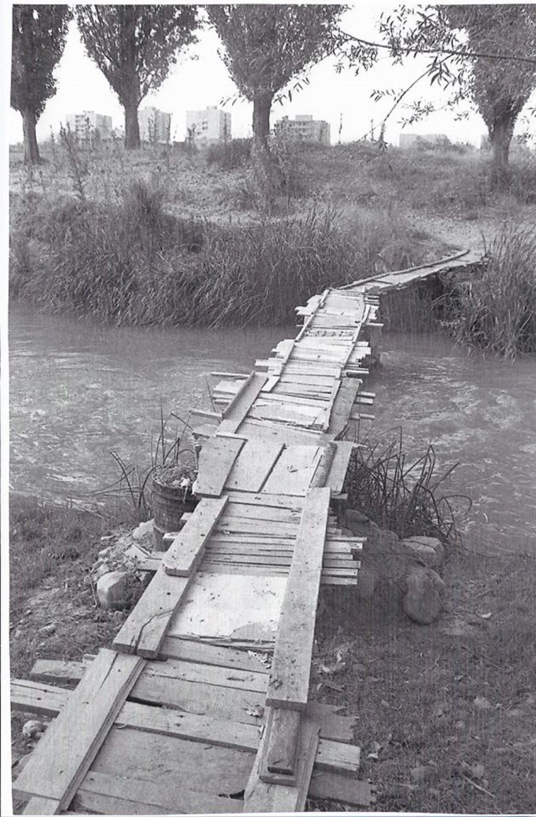 El puente de madera creado por los vecinos comunicaba Los Manantiales con el polígono del Balconcillo.