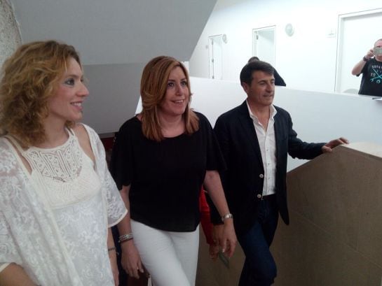 La presidenta de la Junta de Andalucía, Susana Díaz, acompañada por el alcalde de Baza (Granada) y la concejal de Bienestar Social del consistorio bastetano, Mariana Palma, visitan el Centro de Servicios Sociales Comunitarios de Baza