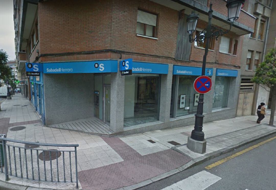 Sucursal bancaria en las calles de Oviedo