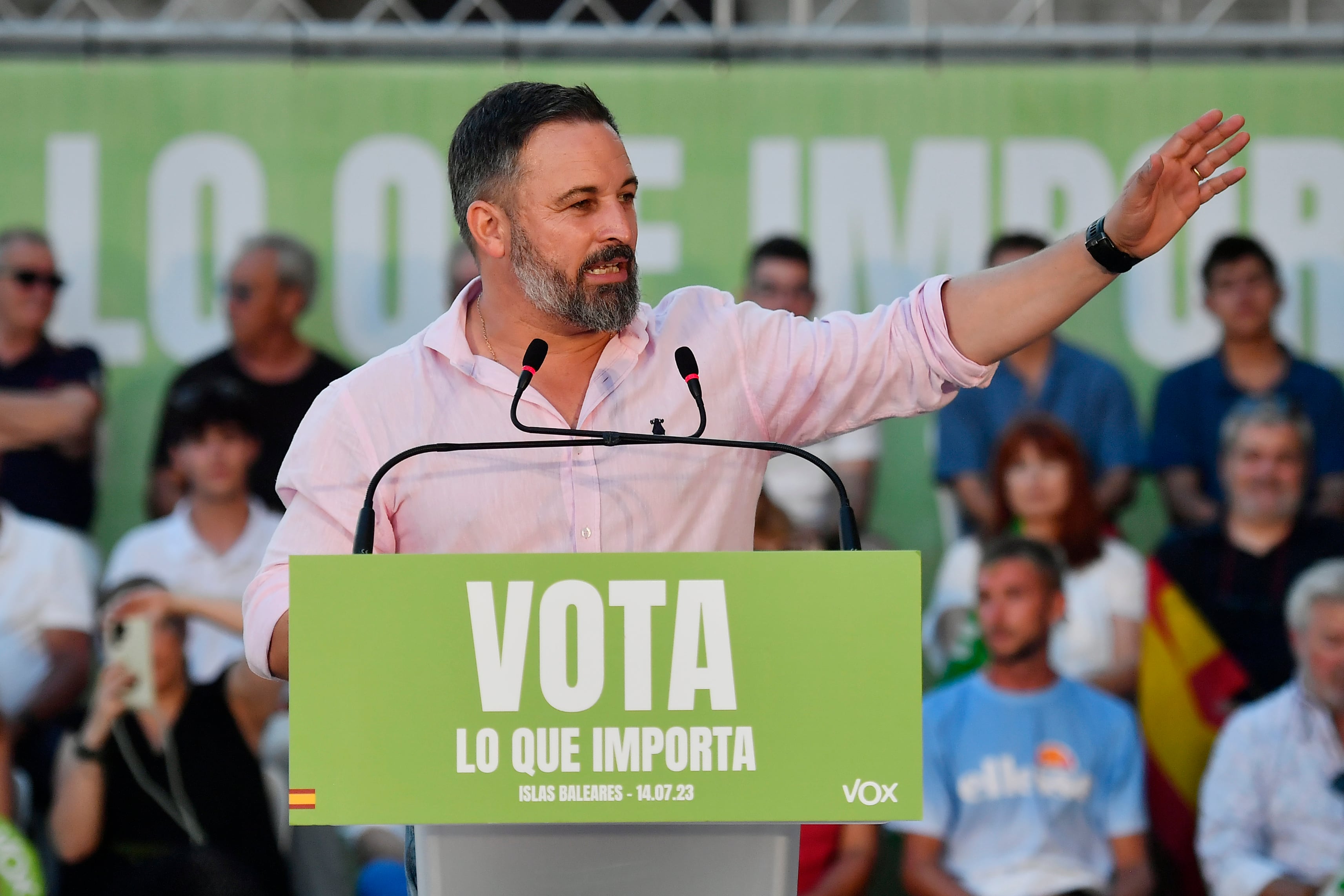 PALMA DE MALLORCA (ISLAS BALEARES), 14/07/2023.- El presidente de Vox, Santiago Abascal, durante el mitin del partido este viernes, en Palma de Mallorca (Islas Baleares). EFE/ Miquel A. Borràs
