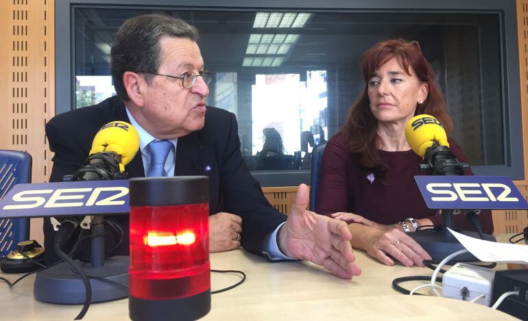 Francisco Javier Arroyo, presidente de la AECC, y la doctora Elisa Martí, en los estudios de Radio Valladolid