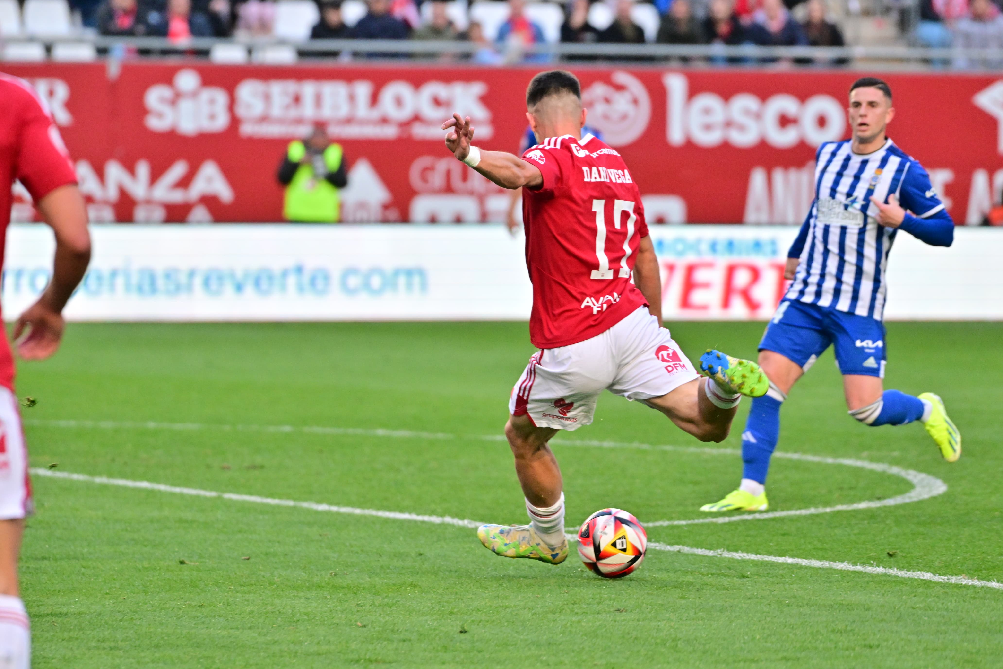 Dani Vega dispara con el Real Murcia ante el Recreativo de Huelva. Marzo 2024