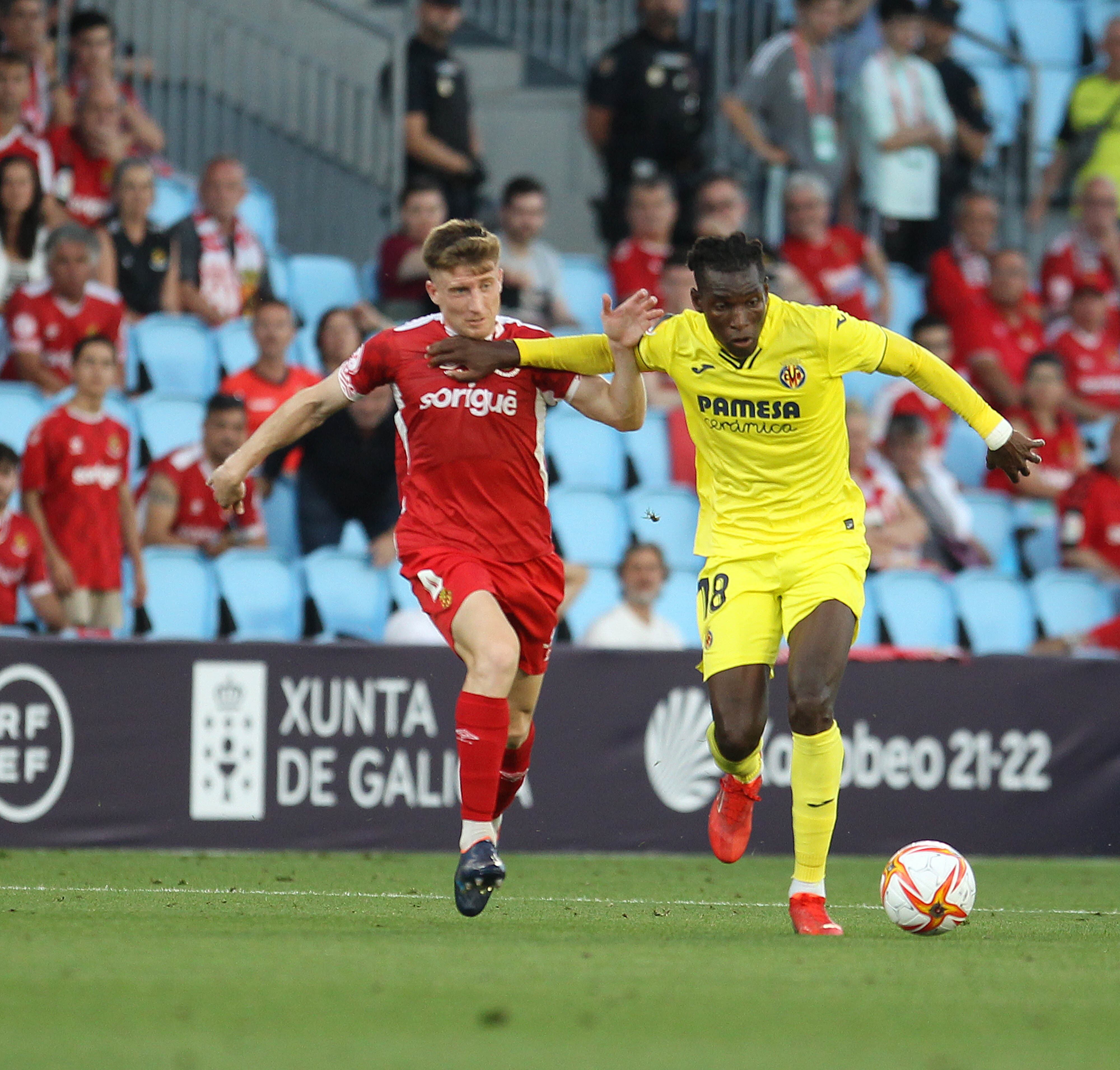 VIGO (PONTEVEDRA), 11/06/2022.- El jugador del Villarreal B Jackson, pugna por un balón con el jugador del Nastic de Tarragona Pol Domingo en el partido de ascenso a Segunda División celebrado este sábado en el estadio Balaídos de Vigo. EFE / Salvador Sas
