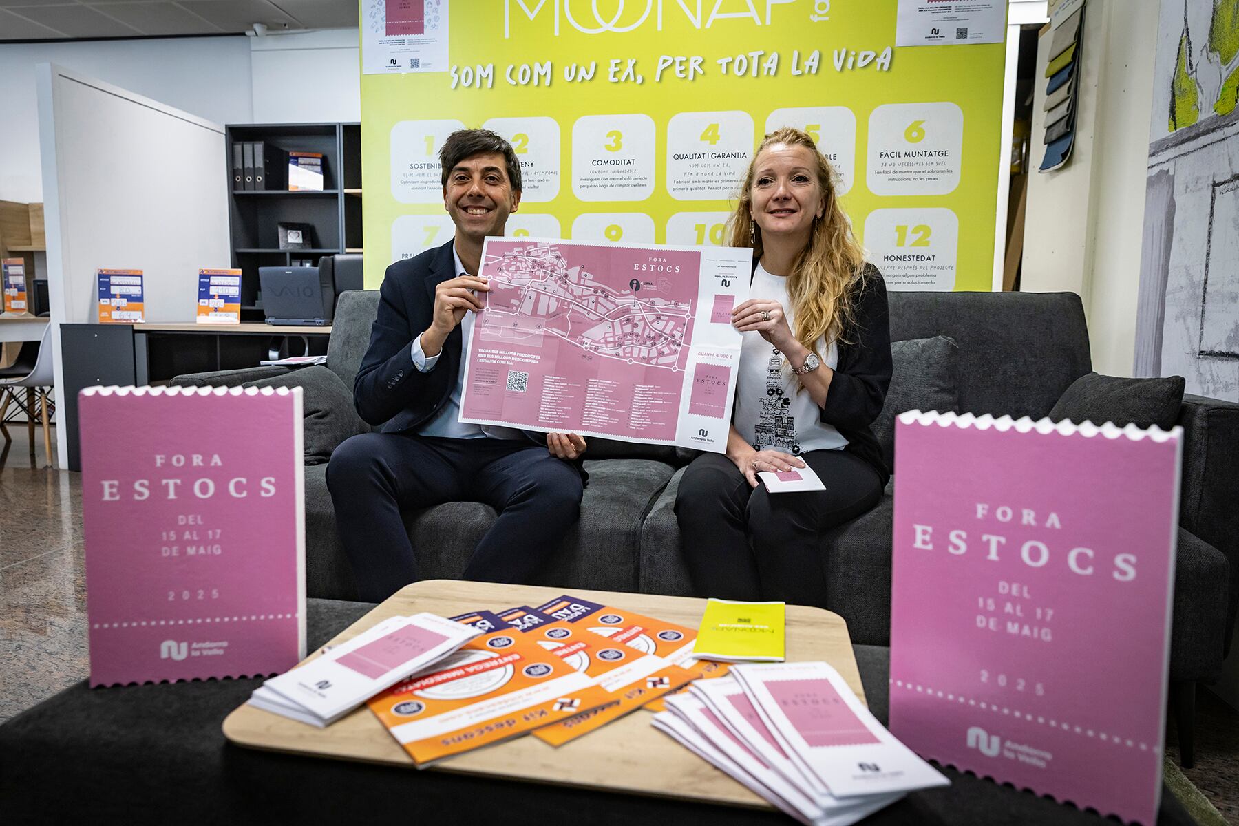 El cònsol major d'Andorra la Vella, Sergi González, i la cap de l'àrea de desenvolupament comercial, Susagna Venable, presenten la campanya 'Fora Estocs'.