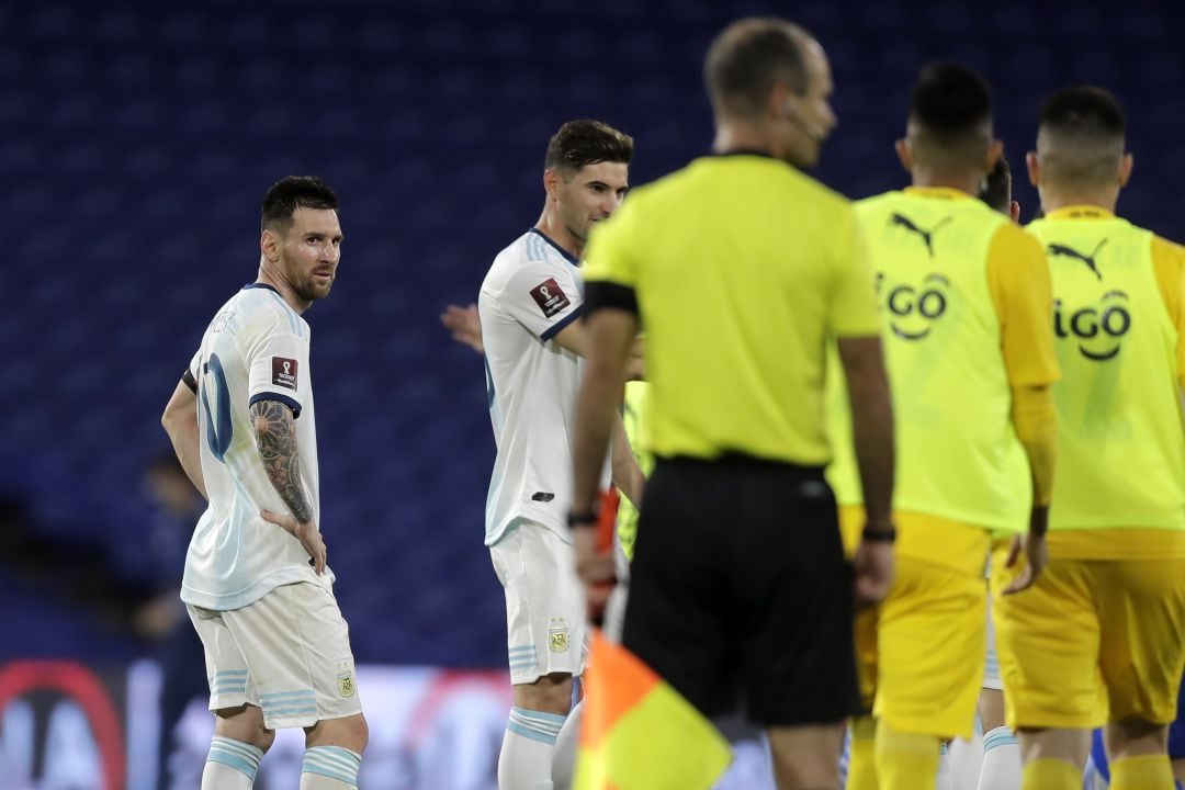 Messi mira al árbitro durante el partido contra Paraguay. 