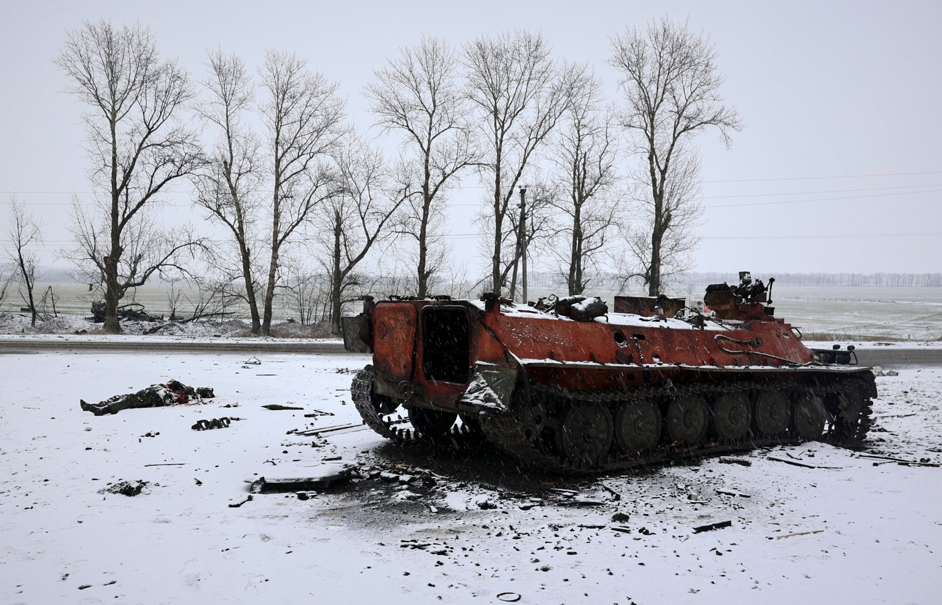 Un soldado muerto junto a un tanque ruso quemado cerca la ciudad ucraniana de Járkov.