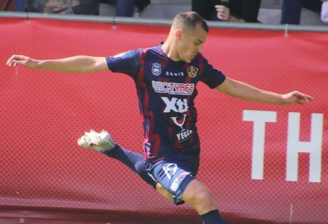 Cristian Perales en un partido del Yeclano