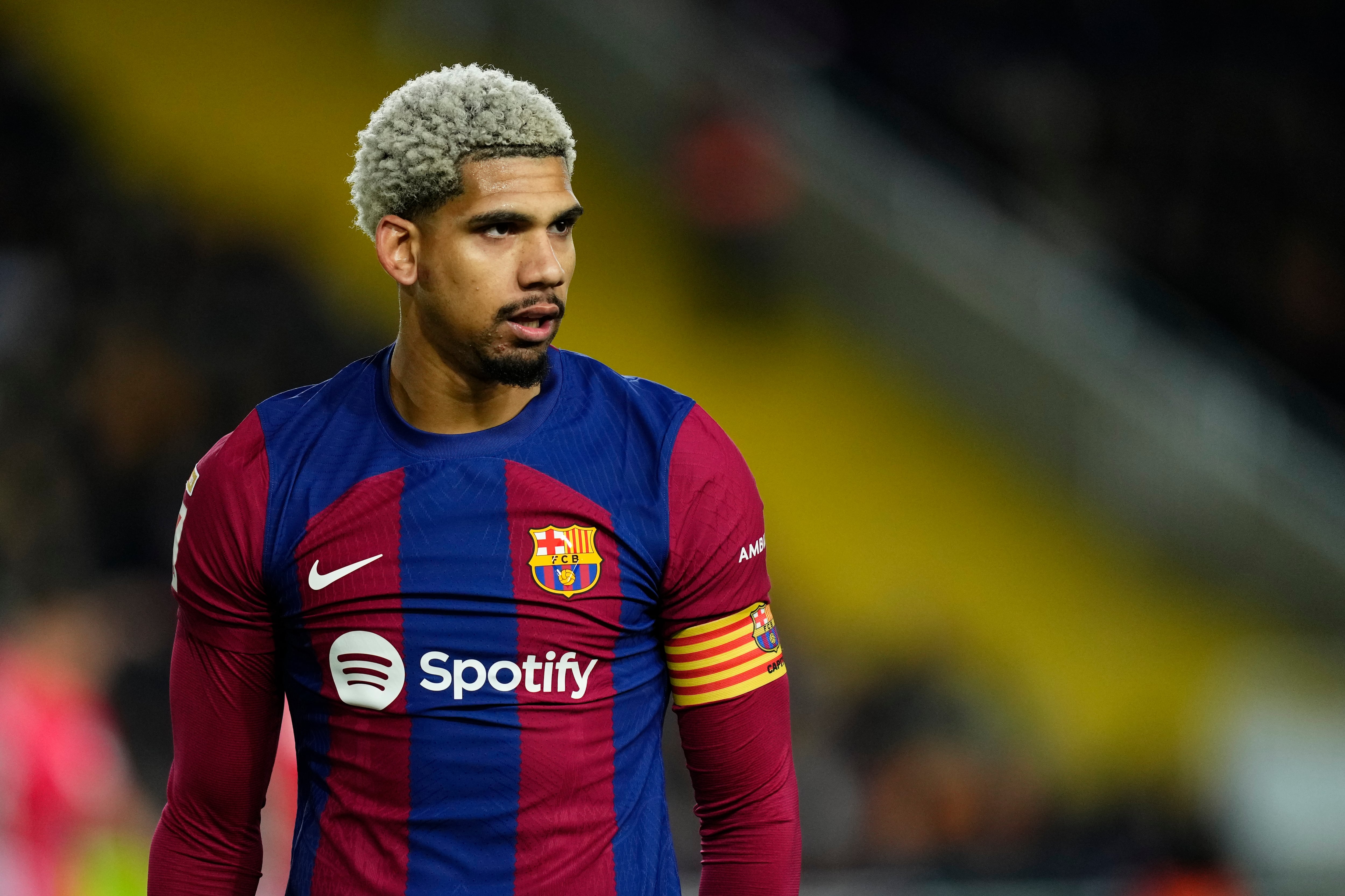 Ronald Araujo, durante el partido de Liga entre FC Barcelona y Atlético de Madrid. (Photo by Jose Breton/Pics Action/NurPhoto via Getty Images)