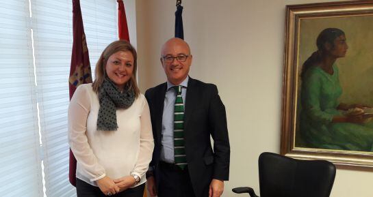 Juan Hernández y Ruth García, en la Sala de Juntas de la Consejería de Turismo, al término de la entrevista.