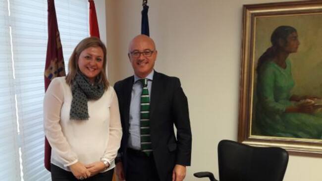 Juan Hernández y Ruth García, en la Sala de Juntas de la Consejería de Turismo, al término de la entrevista.