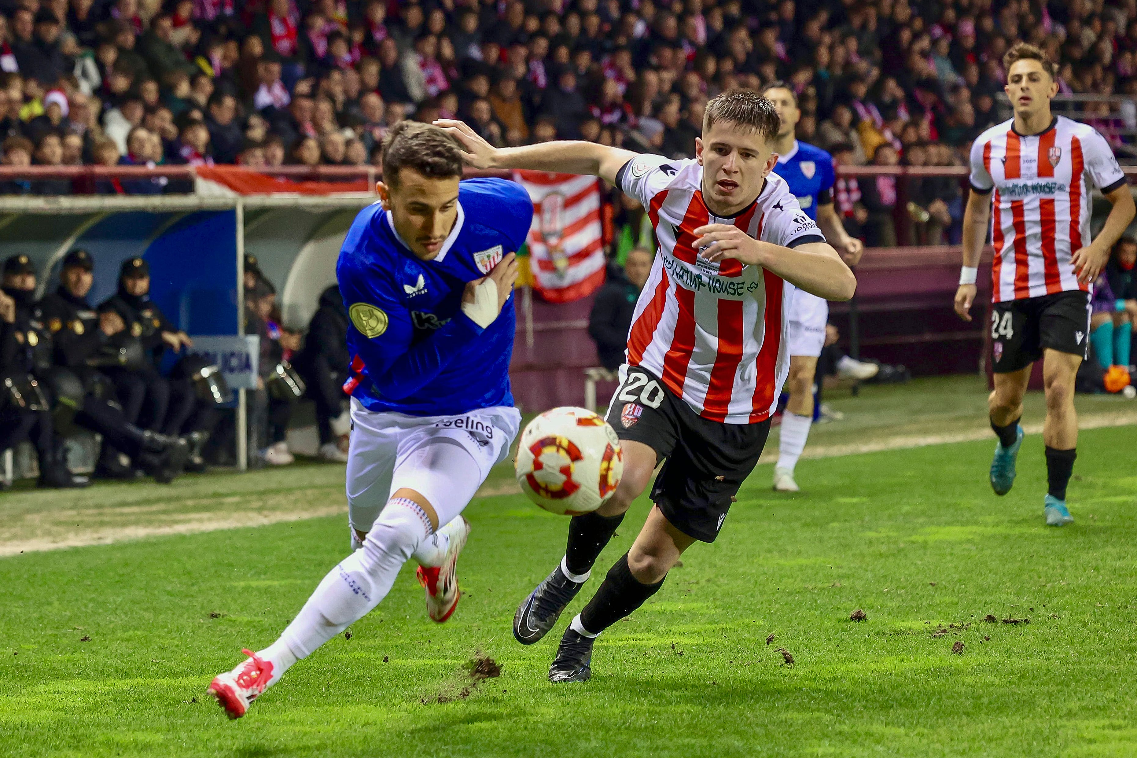 LOGROÑO, 04/01/2025.- El centrocampista de la Unión Deportiva Logroñés Francisco Bonilla y el centrocampista del Athletic Club Alejandro Berenguer, durante el partido de dieciseisavos de Copa del Rey contra el Athletic Club, este sábado en el Estadio Las Gaunas de Logroño.-EFE/ Raquel Manzanares
