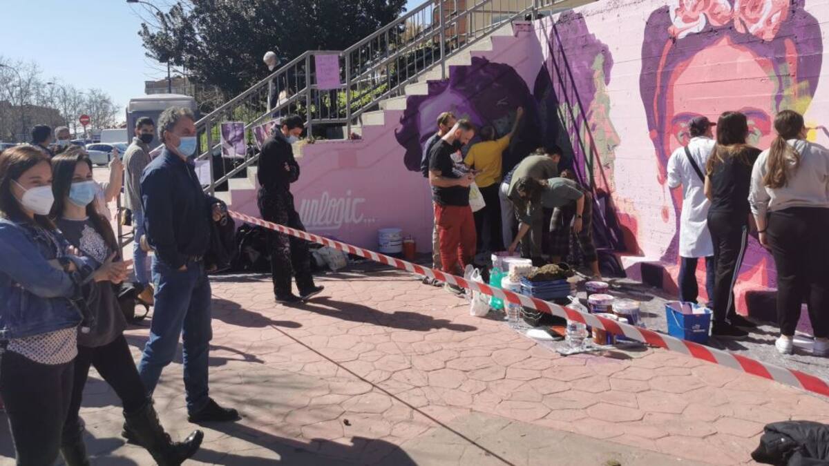 Los getafenses restauran el mural feminista vandalizado
