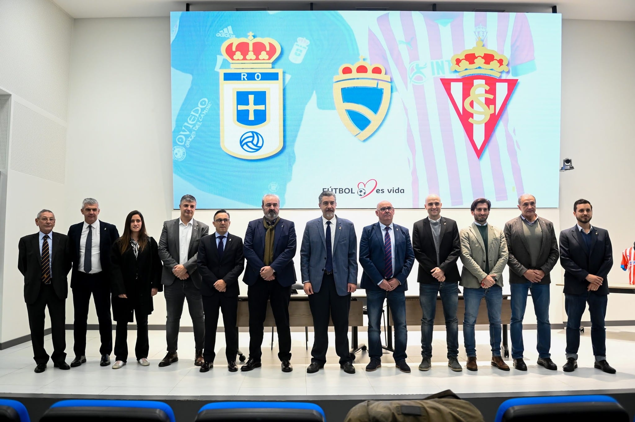 Directivas de Sporting y Oviedo en el acto institucional.