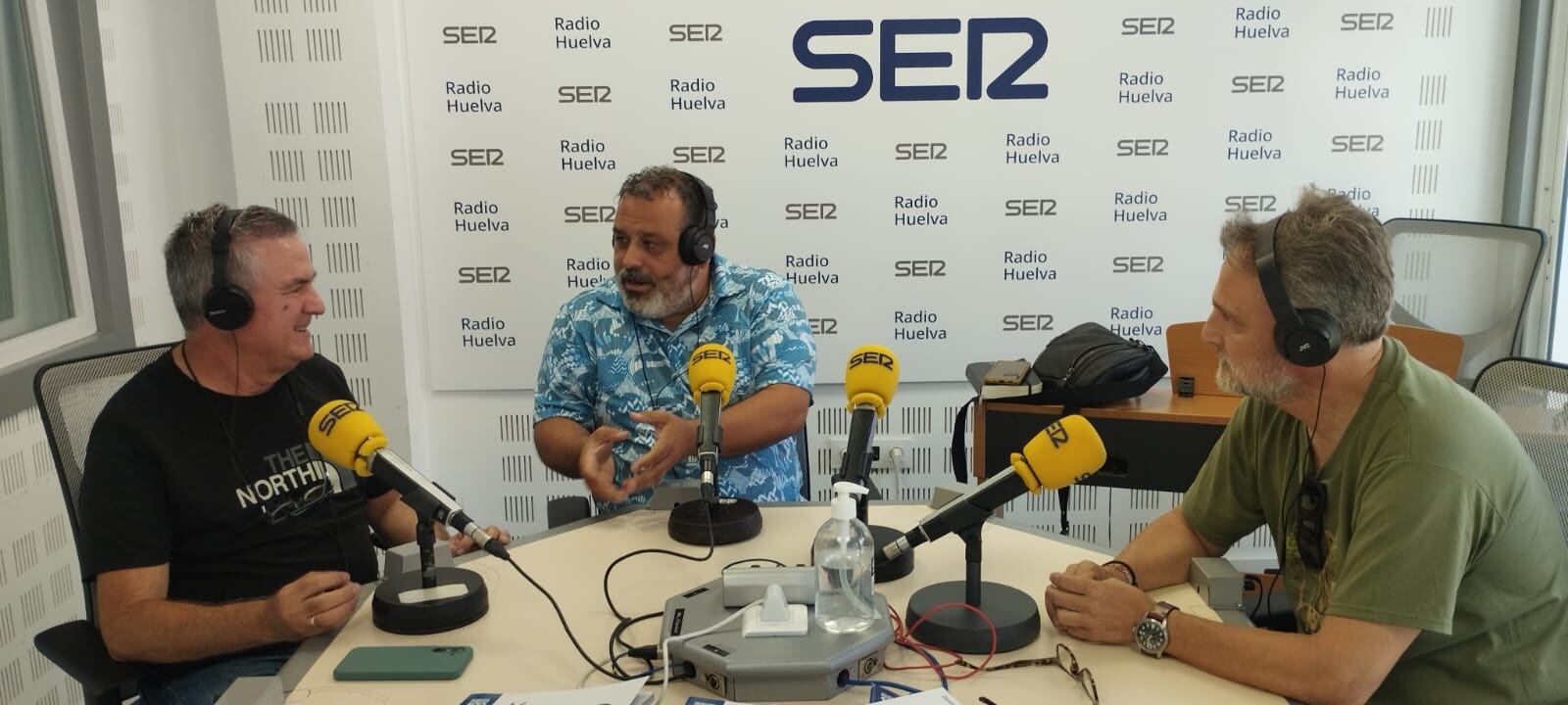 De izquierda a derecha: el profesor de Zoología y Catedrático de la Universidad de Huelva, José Prenda: Juanjo Carmona de WWF; y el ex Consejero y periodista, José Fiscal. Conversaciones en Hoy por Hoy Huelva sobre la conmemoración del 55 aniversario de la constitución de Doñana como Parque Nacional.