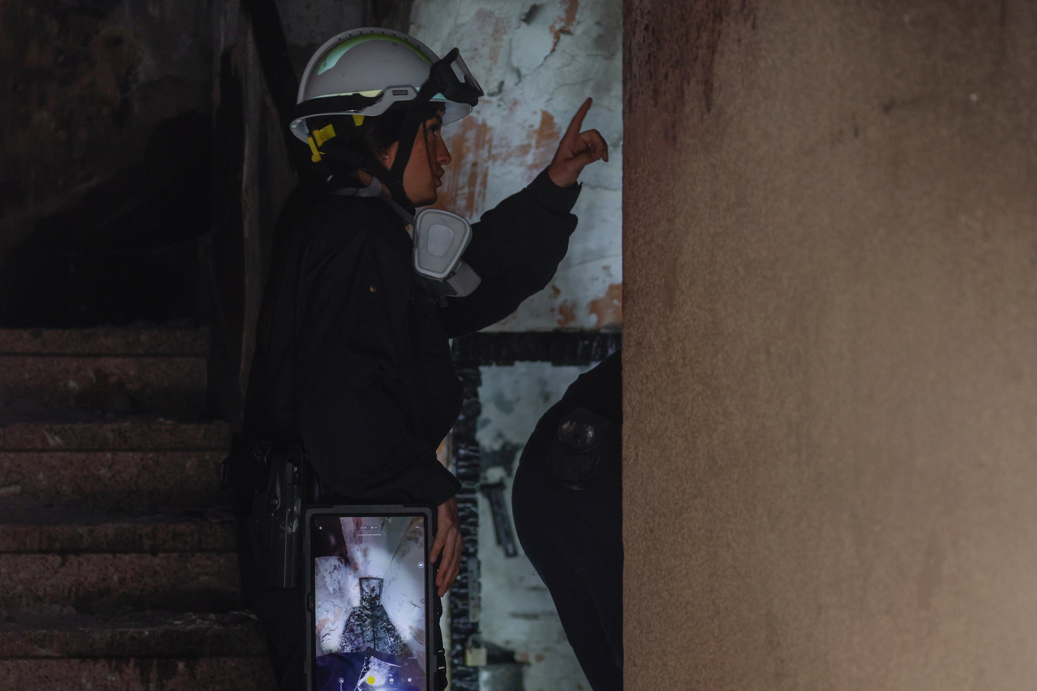 En la imagen, agentes de los Mossos d&#039;Esquadra realizan su trabajo en el edificio afectado.