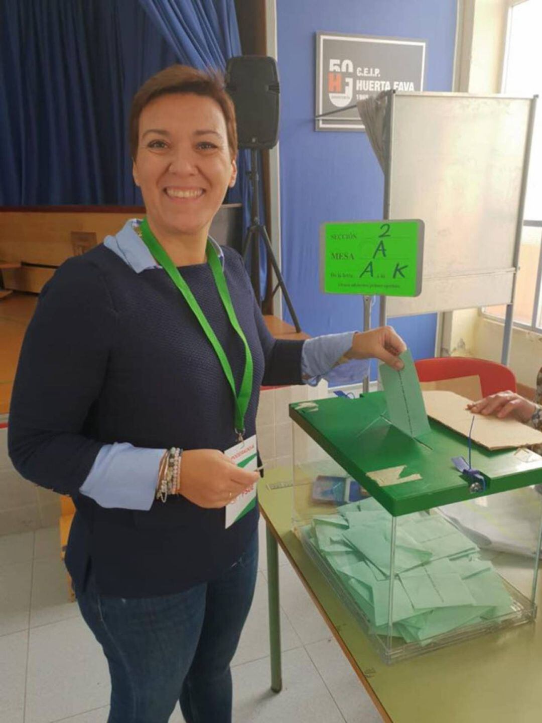 La exalcaldesa de La Línea Gemma Araujo, ejerciendo su derecho a voto