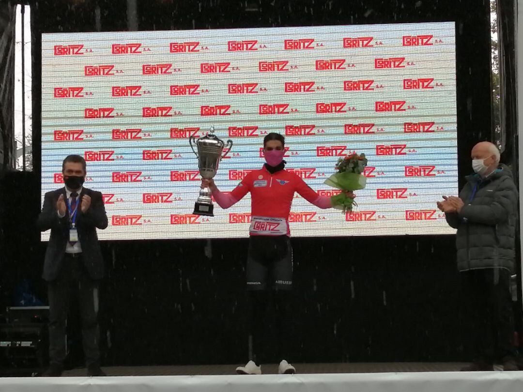 Mario Aparicio en el podio tras recibir su premio como corredor más combativo de la prueba.