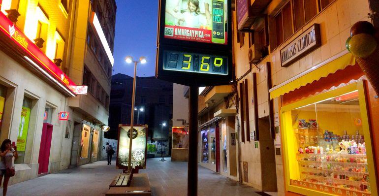 Termómetro en la calle San Clemente de la capital con la marca de 36 grados.