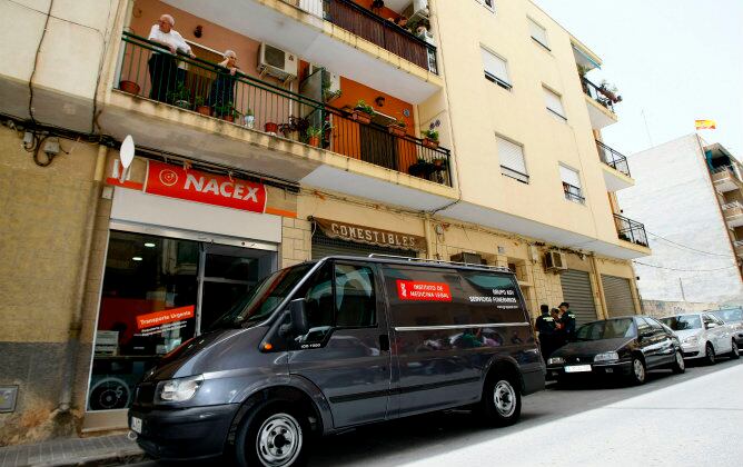 Un vehículo de los servicios funerarios, ante el inmueble de San Vicente del Raspeig.