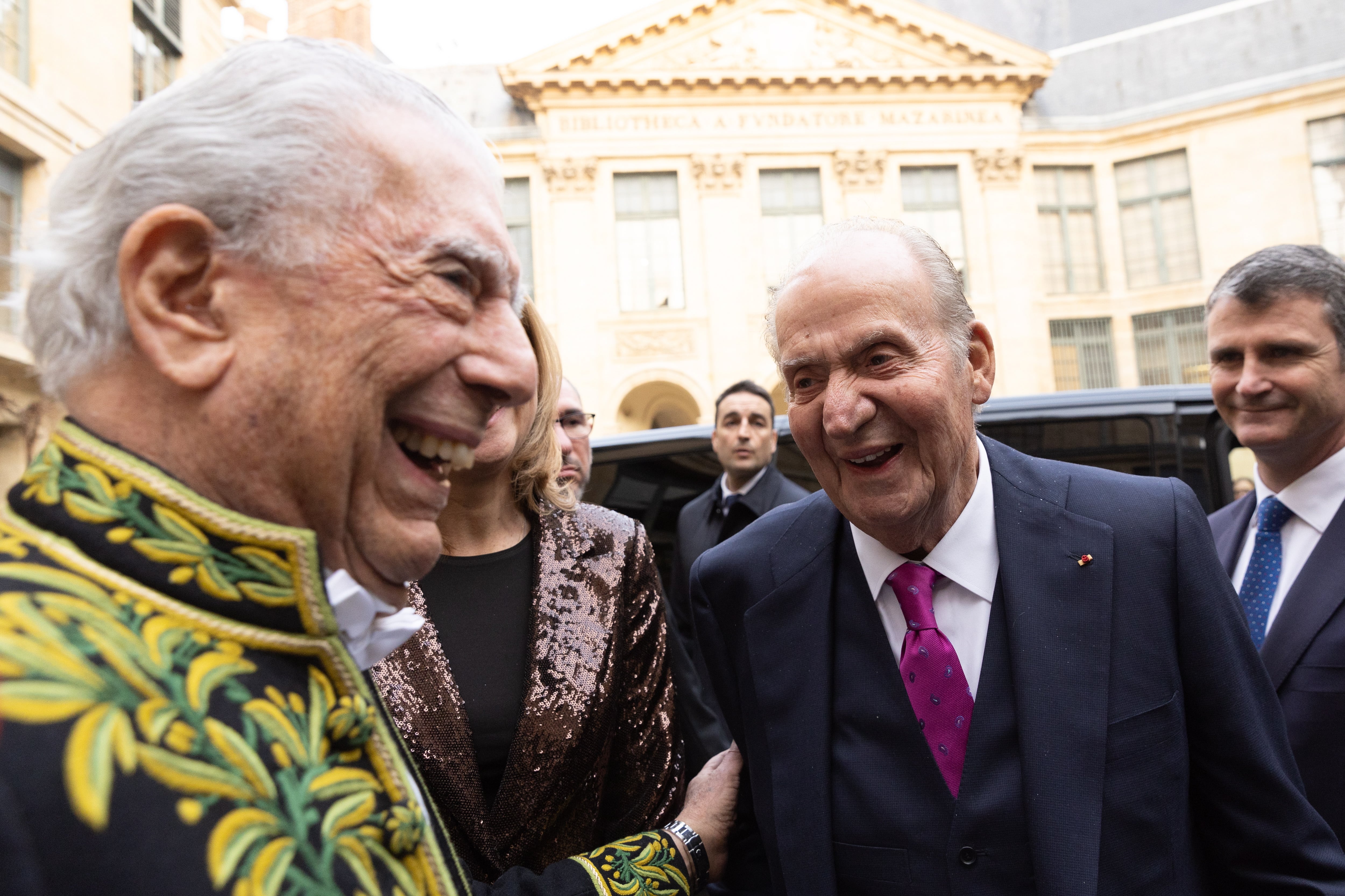 Mario Vargas Llosa junto a Juan Carlos I durante la ceremonia de la Academia Francesa