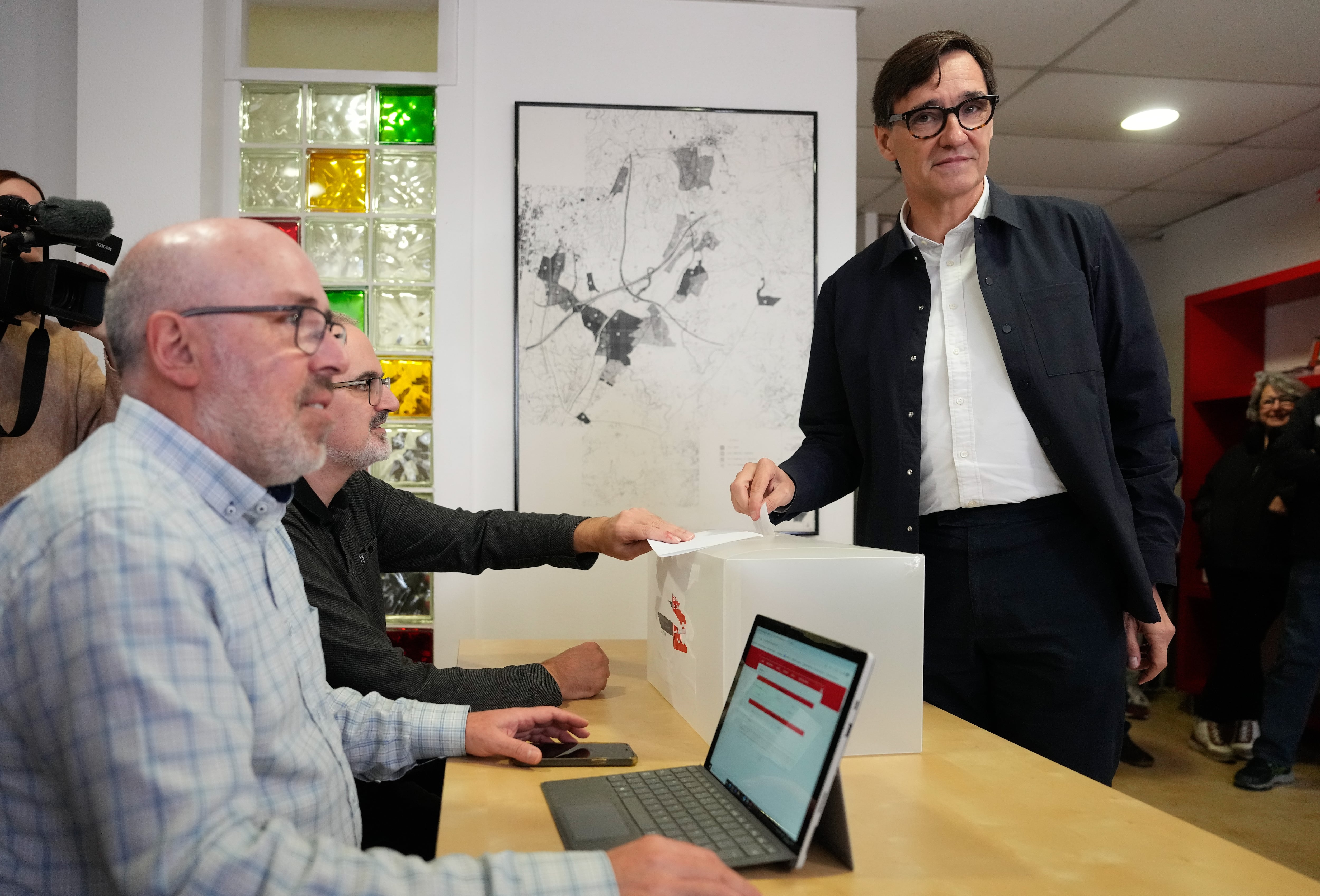 El primer secretario del PSC, Salvador Illa durante la votación de la consulta sobre el acuerdo para formar gobierno con SUMAR, este sábado en La Roca del Vallès (Barcelona).