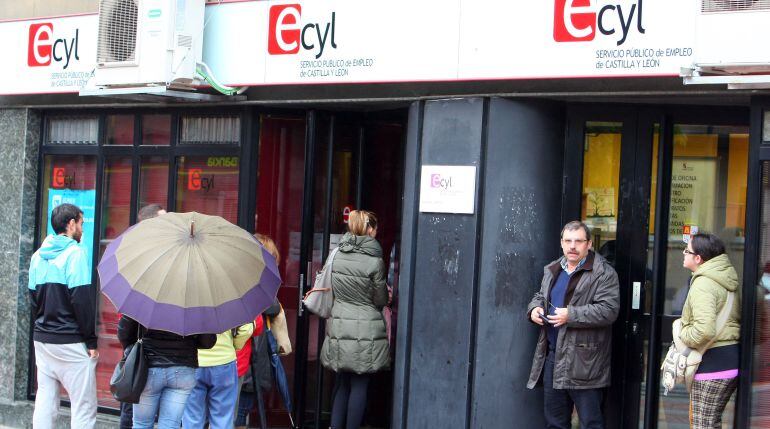 Varias personas acceden a una oficina del ECYL