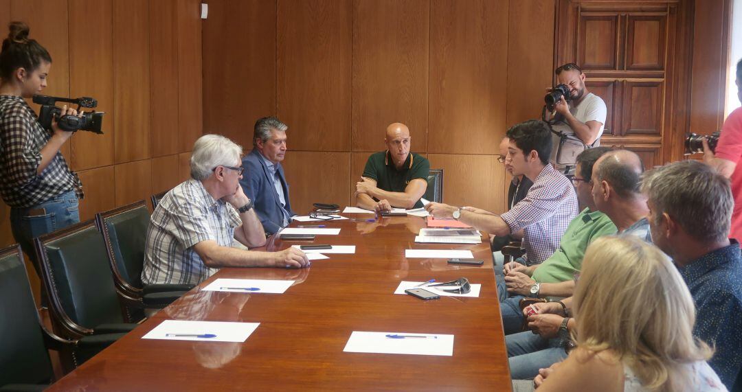 El alcalde se ha reunido con la plataforma 'Más Vuelos'