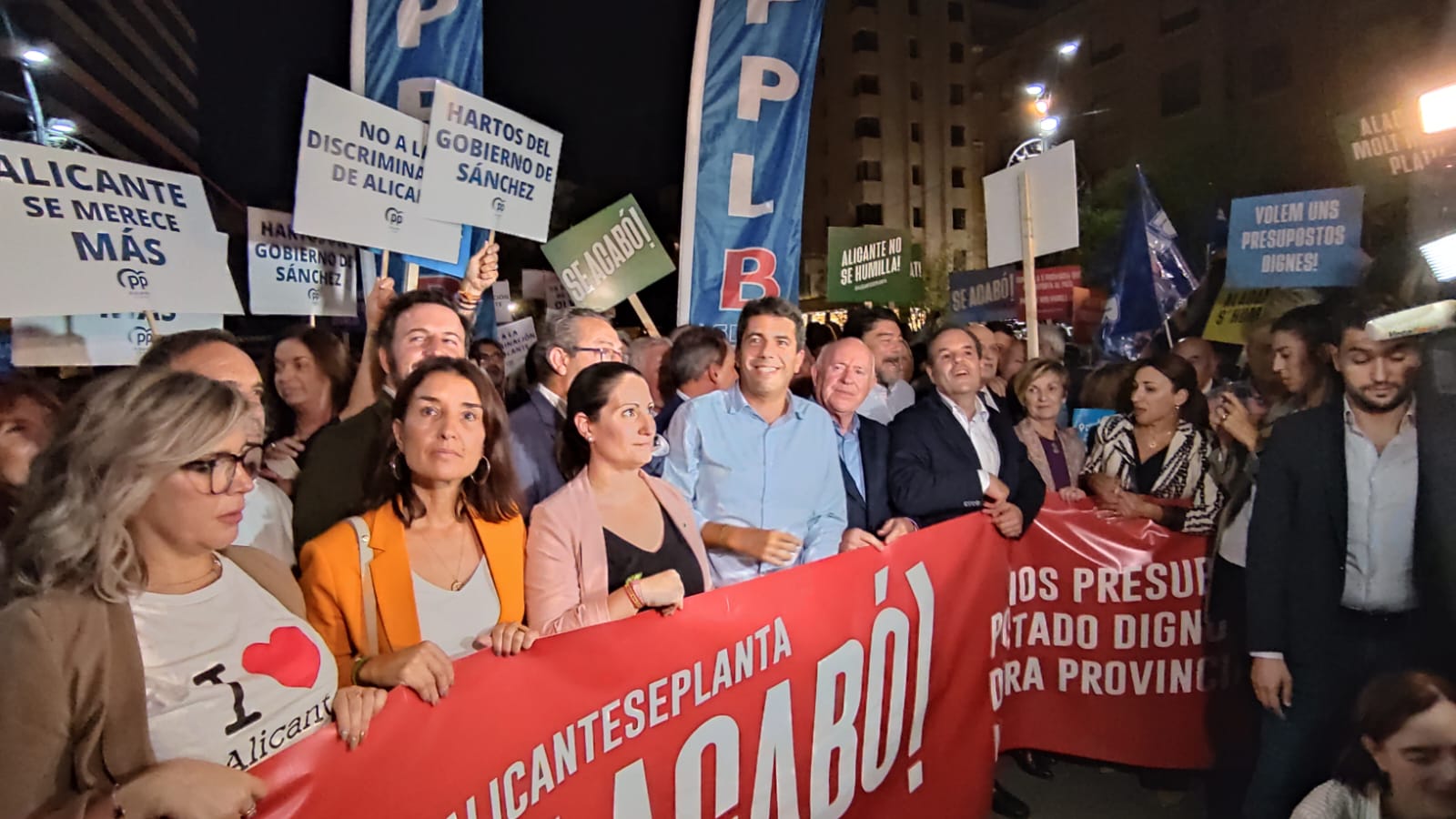 Las síndicas en Les Corts de Ciudadanos y Vox y el presidente autonómico del PP, junto a Carlos Baño