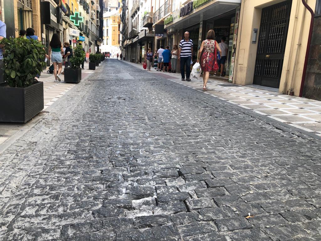 Estado del adoquinado de la calle Álamos de Jaén.