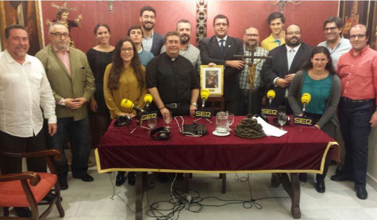 Foto de familia con los componentes del programa Cruz de Guía y miembros de la Hermandad de Las Penas de San Vicente