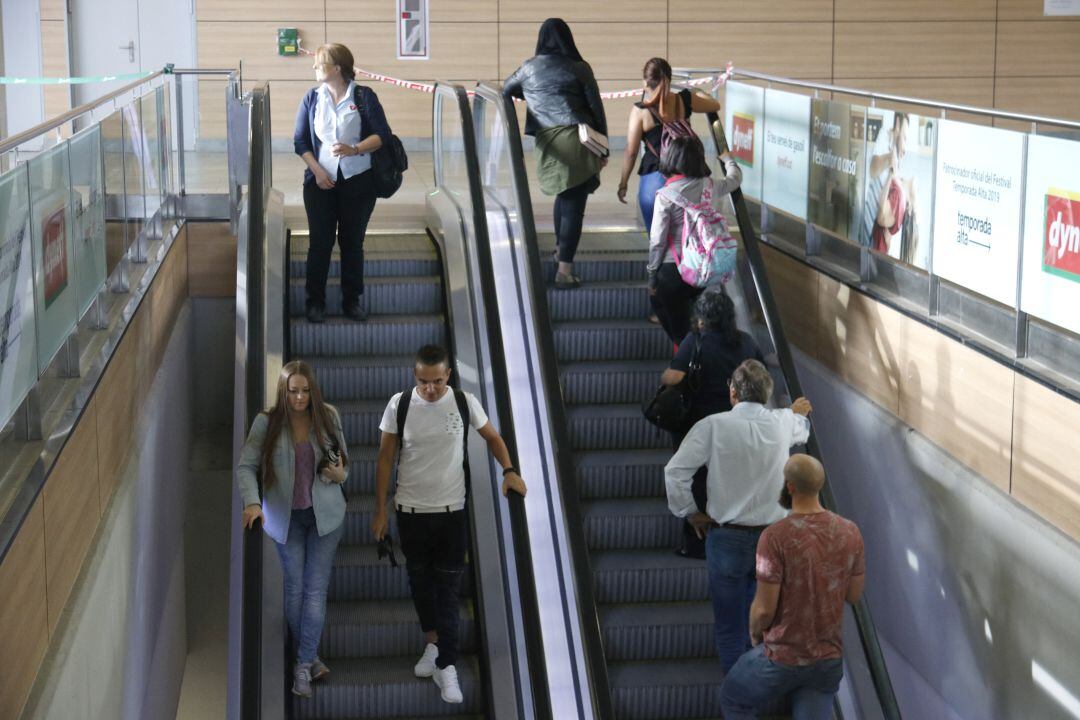 Passatgers entrant i sortint de l'estació de l'AVE de Girona