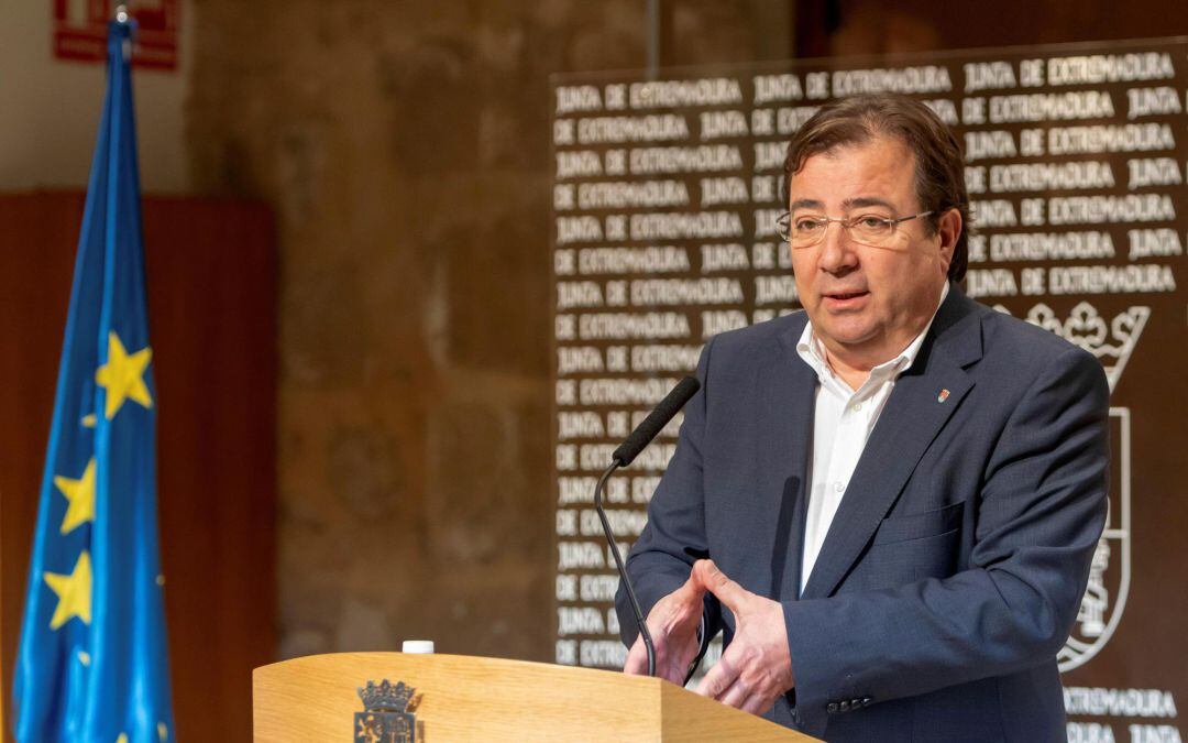 El presidente de la Junta de Extremadura, Guillermo Fernández Vara, comparece en rueda de prensa después de las averías registradas en los trenes extremeños y la solución ofrecida por Renfe y el compromiso del Gobierno central de mejorar las infraestructuras y revisar los protocolos.