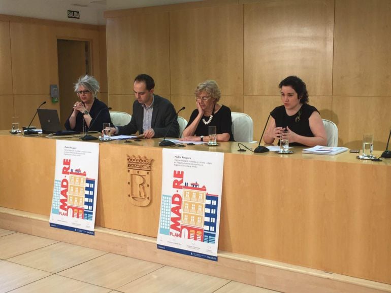 La alcaldesa de Madrid, Manuela Carmena, junto al delegado de Desarrollo Urbano Sostenible, José Manuel Calvo, durante la presentación del Plan MAD-RE (archivo)